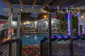 BBQ/picnic Area - Richards Motel Courtyard (Hollywood)