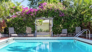 Utomhuspool med öppettider 09.00 till 21.00, och solstolar