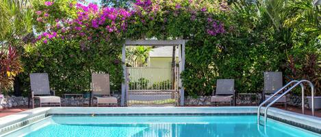 Außenpool, geöffnet von 09:00 Uhr bis 21:00 Uhr, Liegestühle