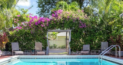 Richards Motel Courtyard