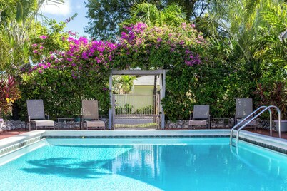 Richards Motel Courtyard