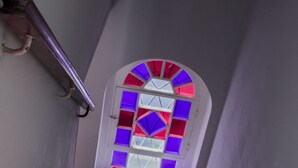 A staircase with a stained glass window at the top. - Hotel Cidade Imperial (Petrópolis)