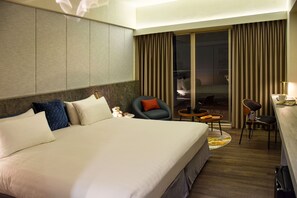 Down duvets, desk, laptop workspace, blackout curtains - Metro Hotel - Howard Group (Douliou)