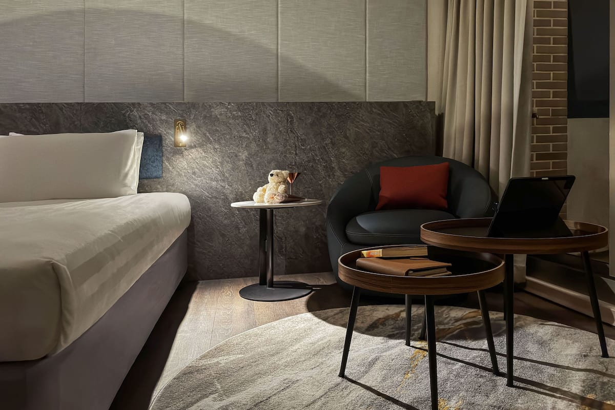 Superior Twin kamer | Woonruimte | Een 29-inch lcd-televisie met kabelzenders en televisie