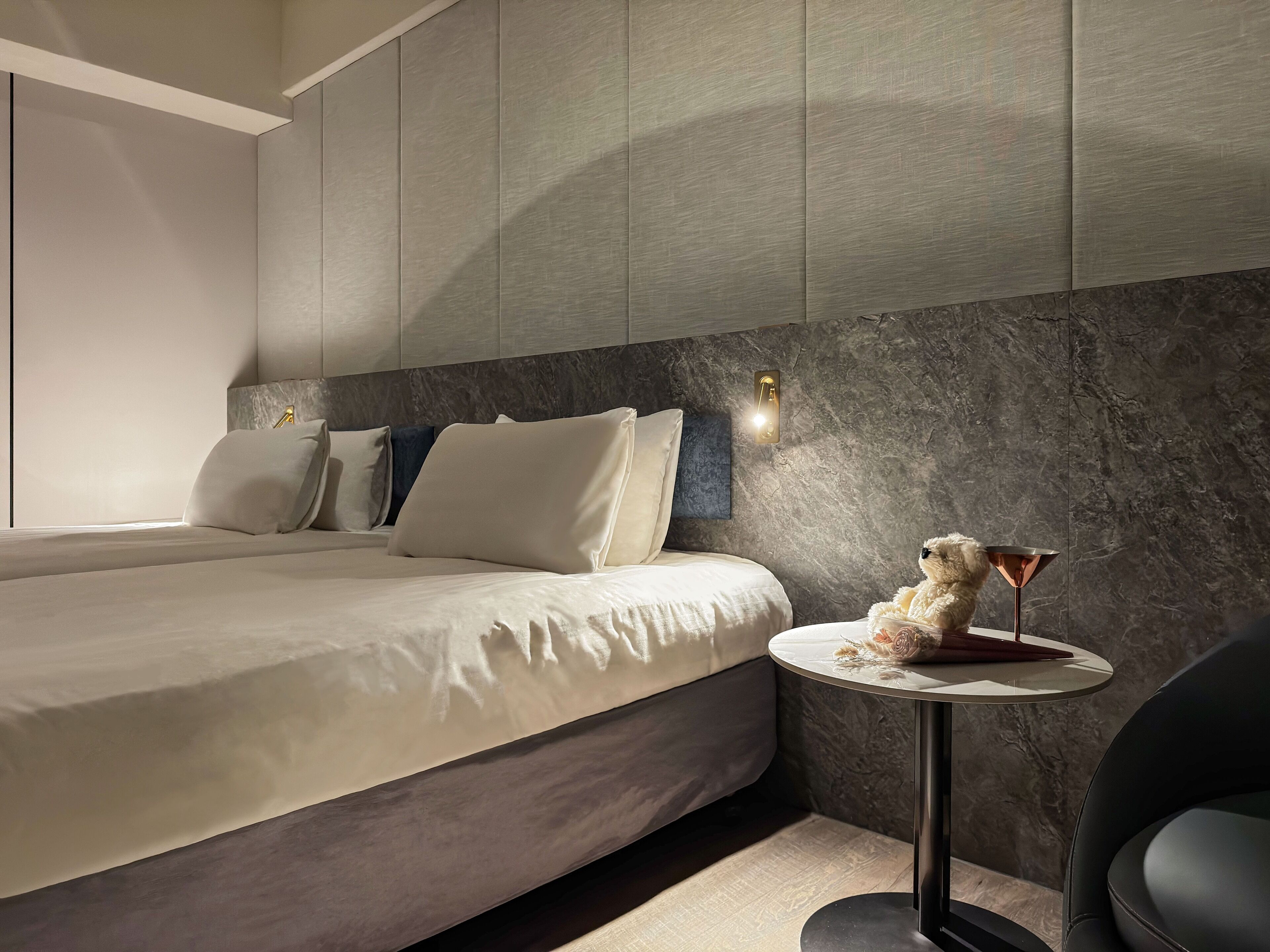 高級雙床房 | 羽絨被、書桌、筆電工作空間、遮光布/窗簾