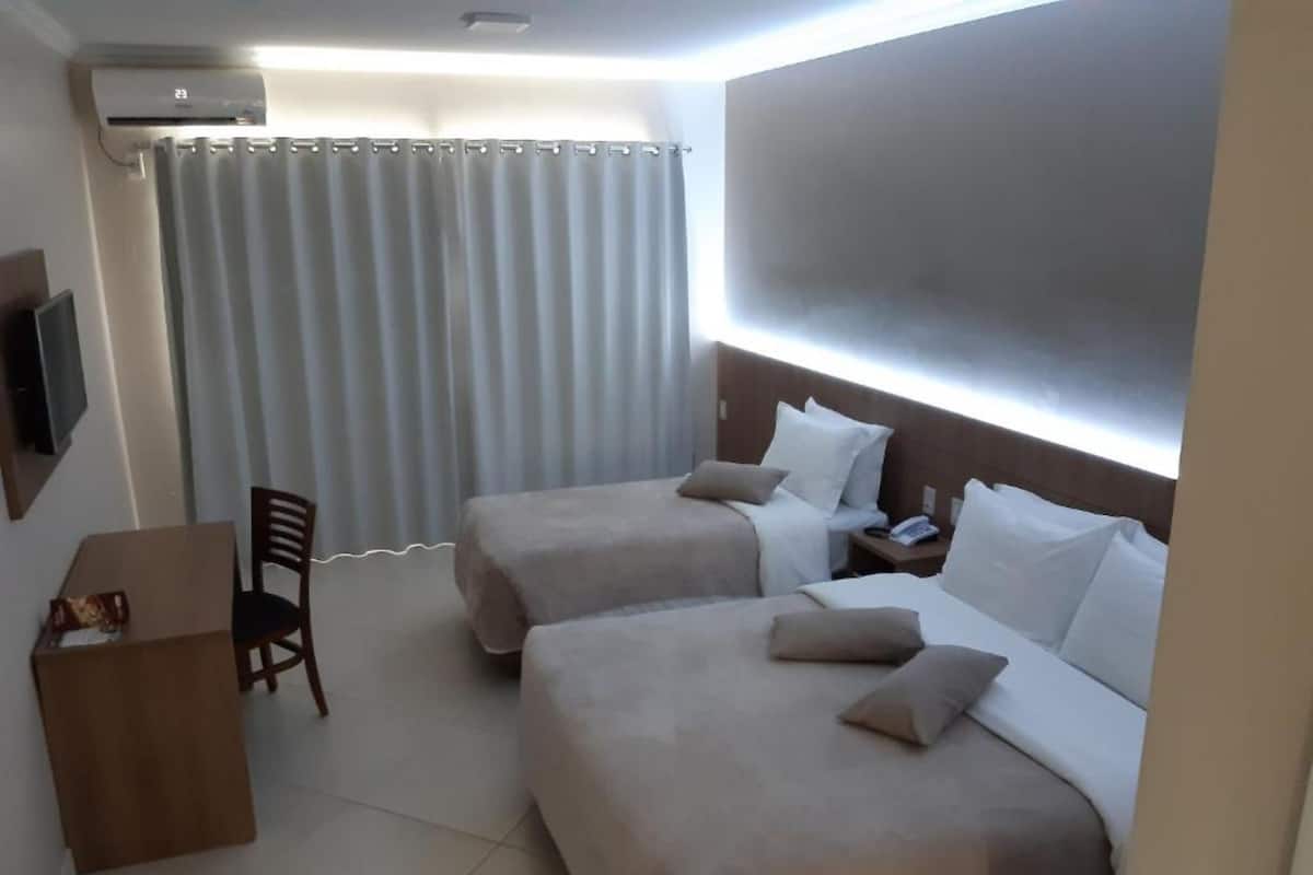 1 slaapkamer, een minibar, een bureau, verduisterende gordijnen