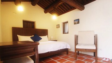 Escritorio, wifi gratis y ropa de cama 