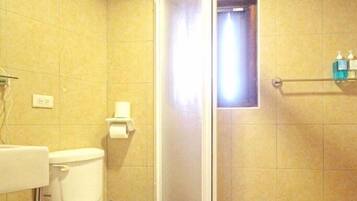 Chambre Triple Confort | Salle de bain | Douche, douche hydromassante, articles de toilette gratuits