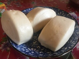 Desayuno con opciones de la cocina local incluido todos los días 