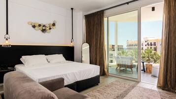 Habitación doble Deluxe | Caja de seguridad en la habitación y espacio para trabajar con laptop