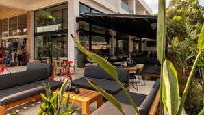 Un edificio moderno con un letrero que dice "OBLUS SUITES".