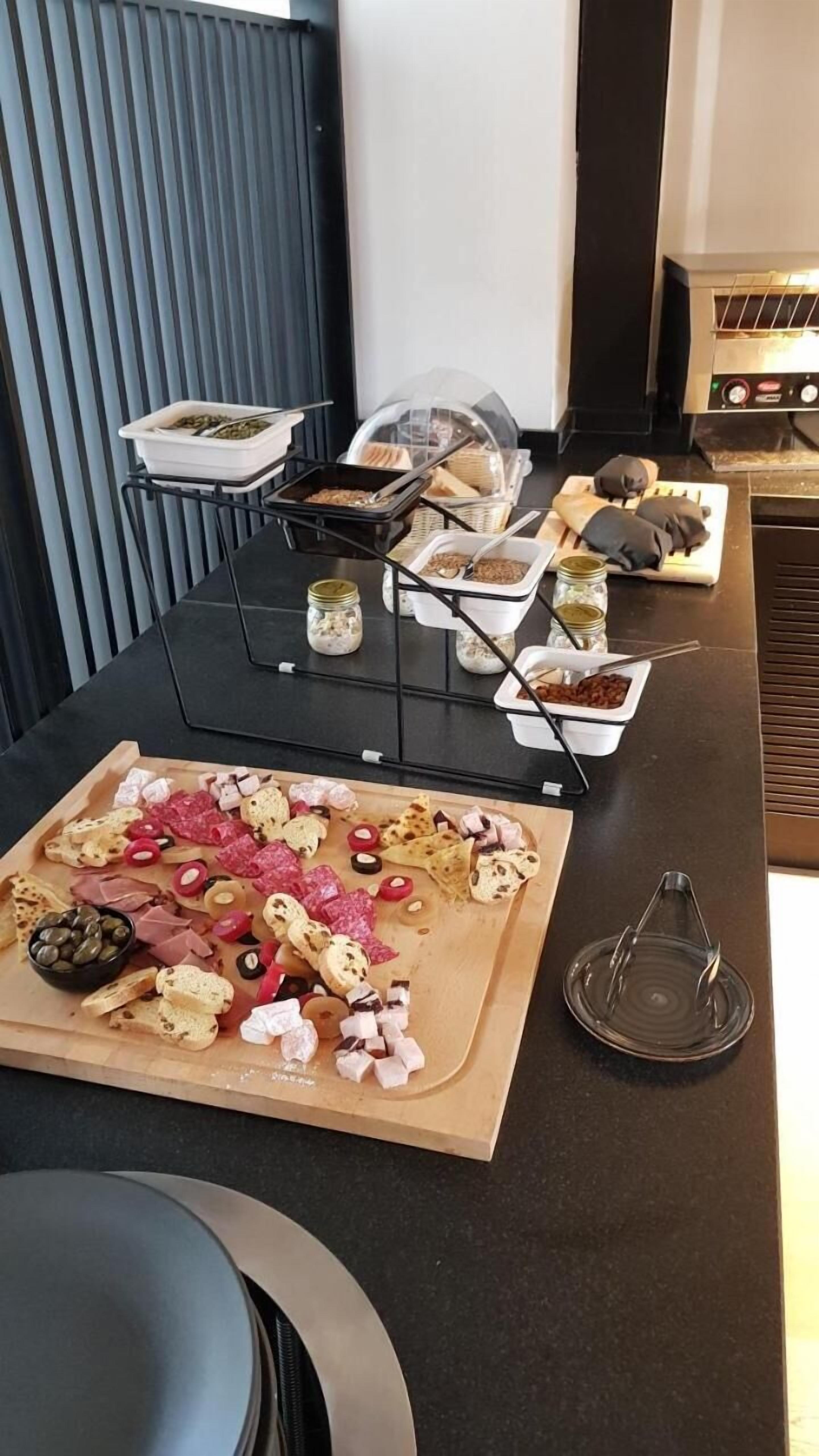 Una mesa de buffet con distintos alimentos y salsas.