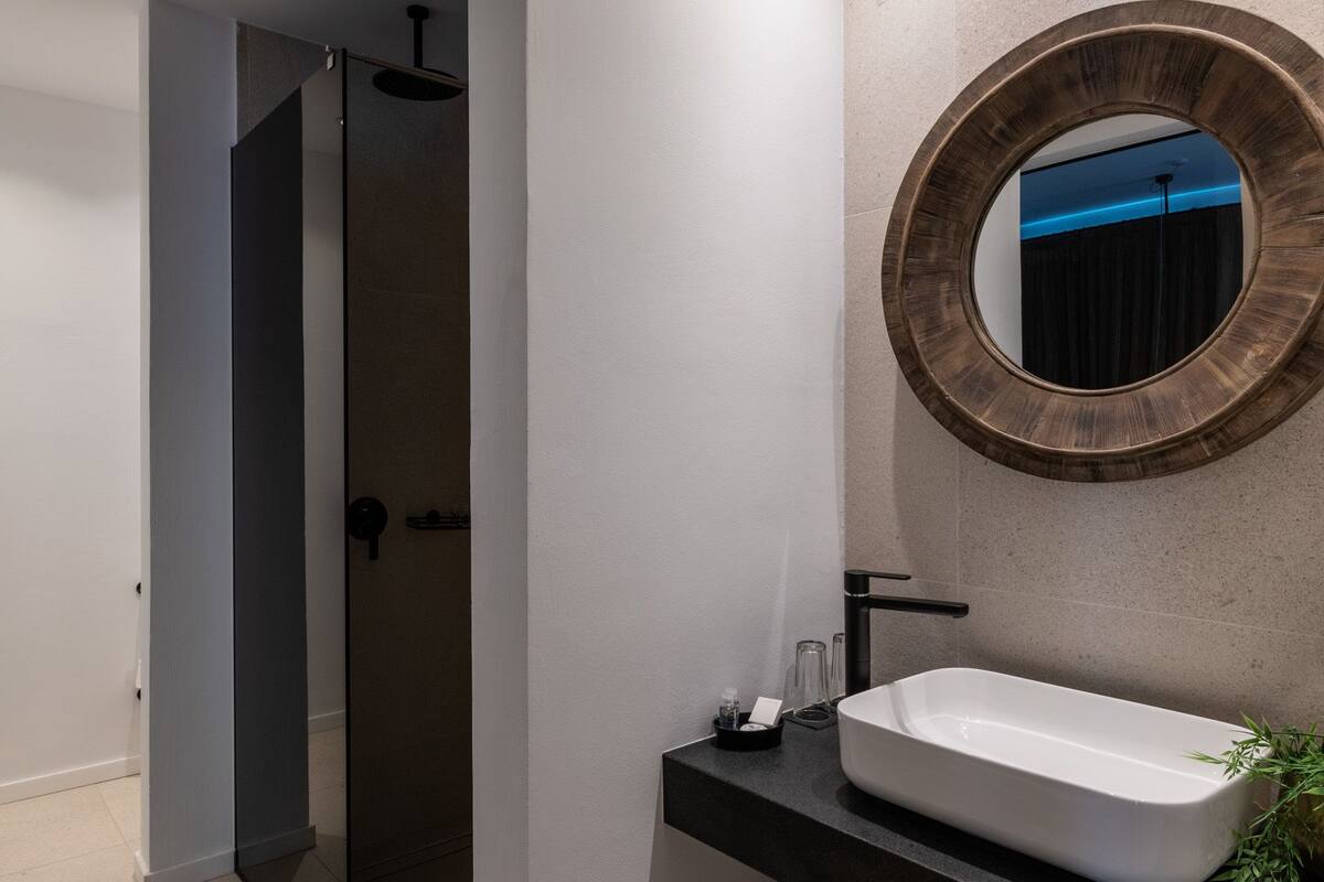 deluxe double room | bathroom | shower, rainfall showerhead, free toiletries, hair dryer