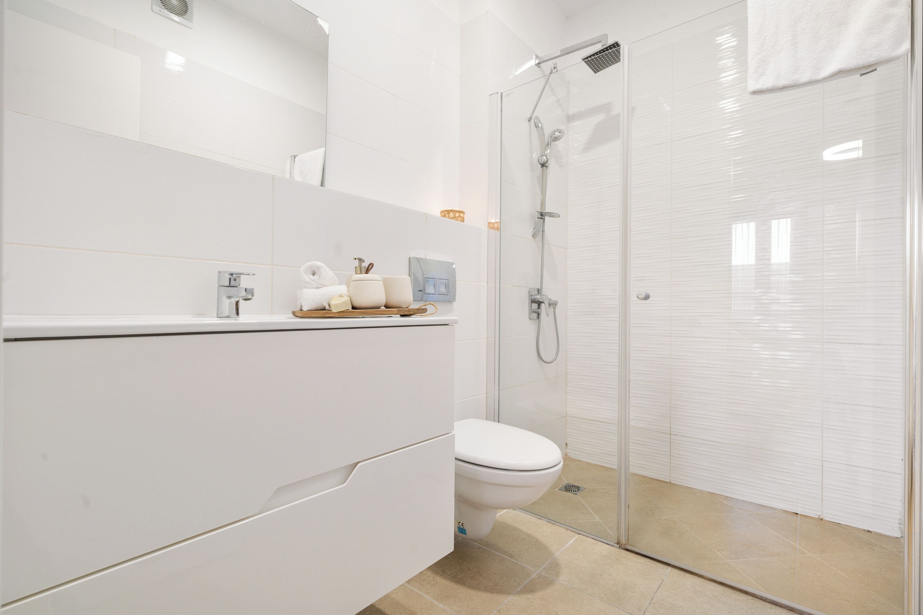 Un baño moderno con inodoro, ducha y tocador.