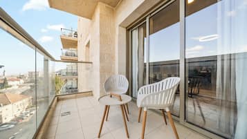 Two-Bedroom Apartment with Balcony | Cocina privada | Frigorífico grande, microondas, horno y placa de cocina