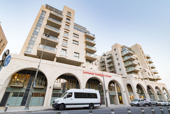 Luxury Two-Bedroom Apartment With Terrace Over Old City View | 1 bedroom, in-room safe, blackout curtains, iron/ironing board