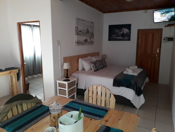 Comfort-Dreibettzimmer, 2 Schlafzimmer, Poolzugang, Poolblick | Hochwertige Bettwaren, individuell dekoriert, individuell eingerichtet