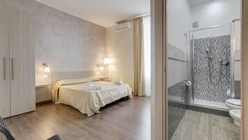 Triple Room | Desk, soundproofing, cribs/infant beds, free WiFi