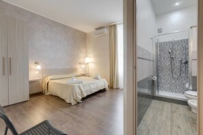 Habitación triple | Escritorio, sistema de insonorización, cunas (de pago) y wifi gratis