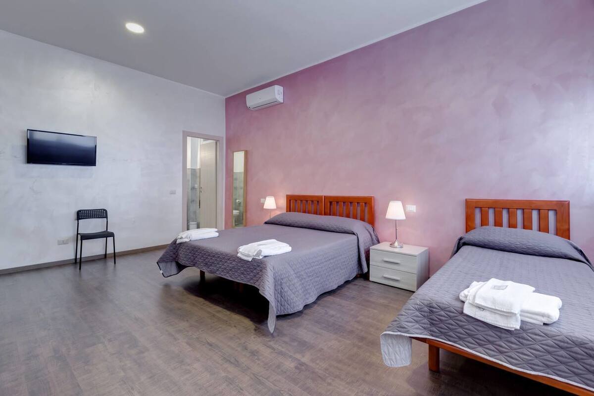 Desk, soundproofing, cribs (surcharge), WiFi (free)