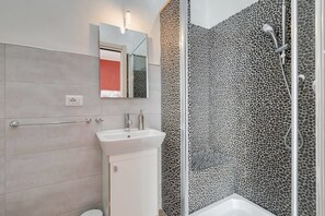 Double or Twin Room | Bathroom | Shower, rainfall showerhead, hair dryer, bidet - No Stress Affittacamere (Rome)