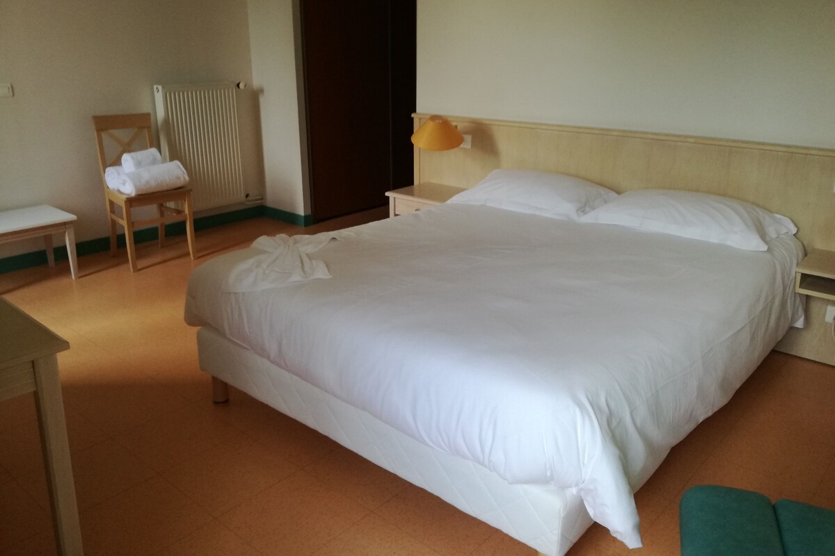 Kamer, 1 kingsize bed | Luxe beddengoed, geluiddichte muren, een strijkplank/strijkijzer