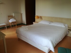 Room, 1 King Bed | Premium bedding, soundproofing, iron/ironing board, free WiFi