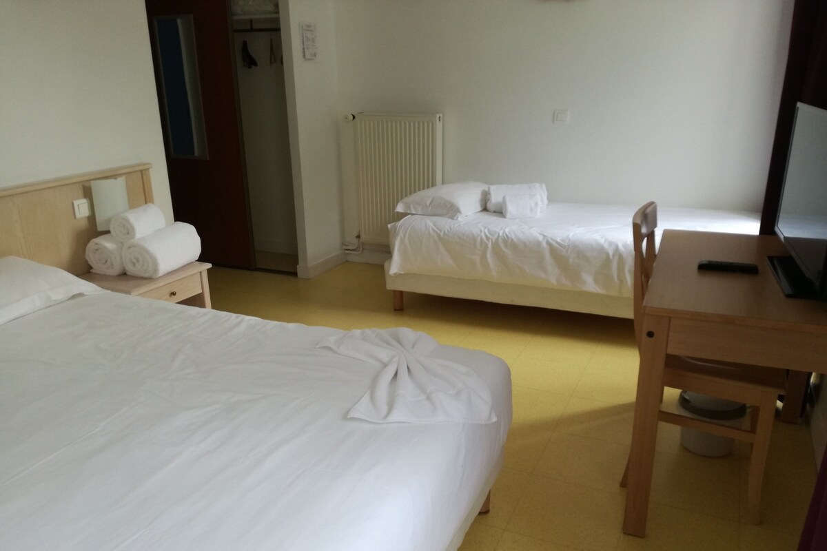 Driepersoonskamer | Luxe beddengoed, geluiddichte muren, een strijkplank/strijkijzer