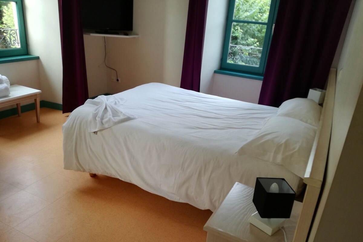 Kamer, 1 kingsize bed | Luxe beddengoed, geluiddichte muren, een strijkplank/strijkijzer