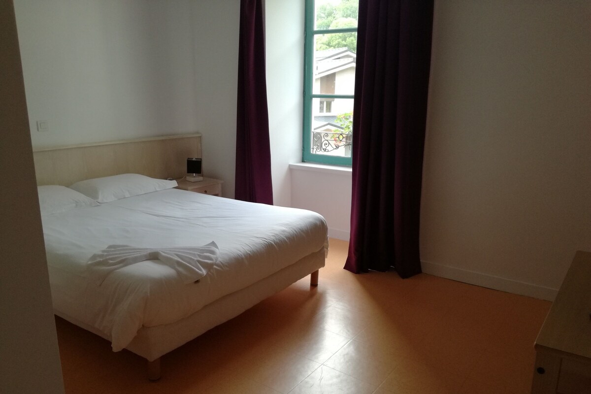 Kamer, 1 kingsize bed | Luxe beddengoed, geluiddichte muren, een strijkplank/strijkijzer