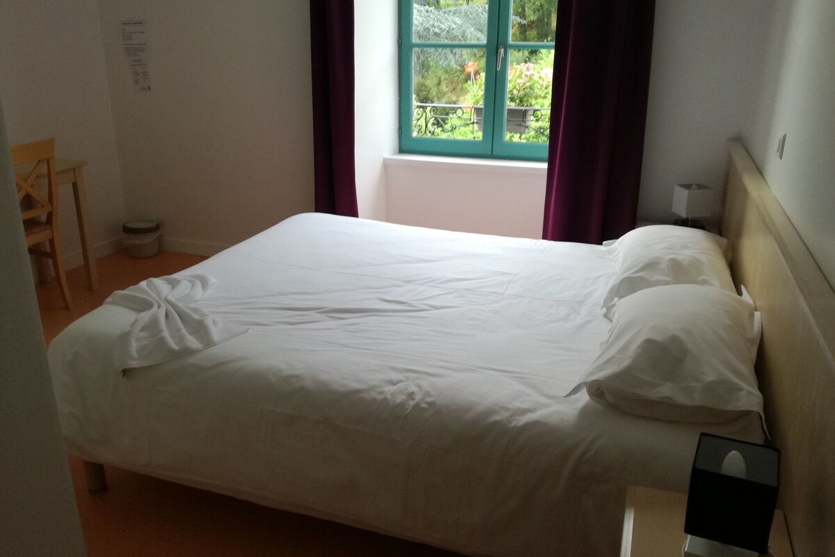 Standaard tweepersoonskamer | Luxe beddengoed, geluiddichte muren, een strijkplank/strijkijzer