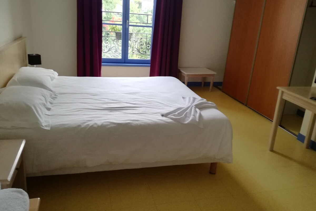 Kamer, 1 kingsize bed | Luxe beddengoed, geluiddichte muren, een strijkplank/strijkijzer