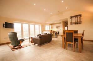 木屋, 2 间卧室 | 起居区 | 平板电视、DVD 播放器