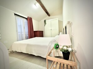 Appartement, 1 slaapkamer | 1 slaapkamer, een bureau, een strijkplank/strijkijzer, gratis babybedden