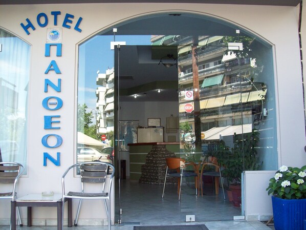 Property entrance - Pantheon (Larissa)