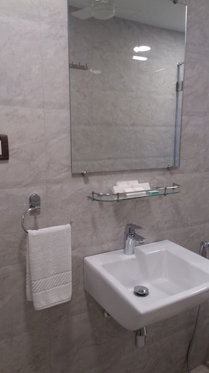 Superior Double or Twin Room, Park View | Bathroom | Shower, free toiletries