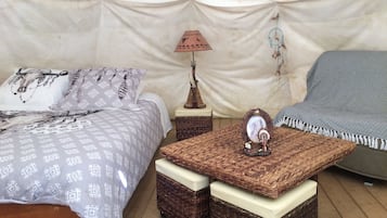 Tienda de campaña | Decoración personalizada, muebles diferentes y cortinas blackout