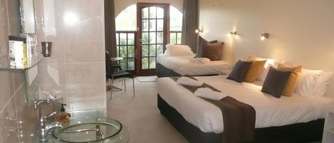 Suite, baignoire Ă jets (Room 4) | Rideaux dâobscurcissement, fer et planche Ă repasser