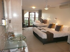 Deluxe Spa Suite Room 4