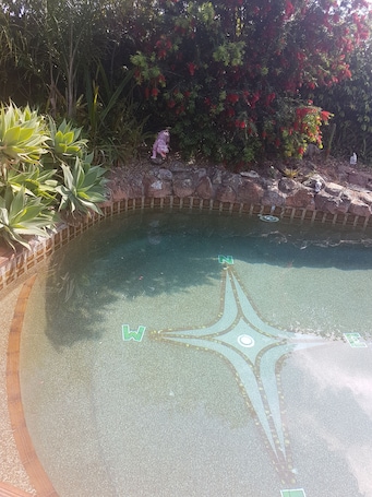 Una piscina al aire libre, sombrillas