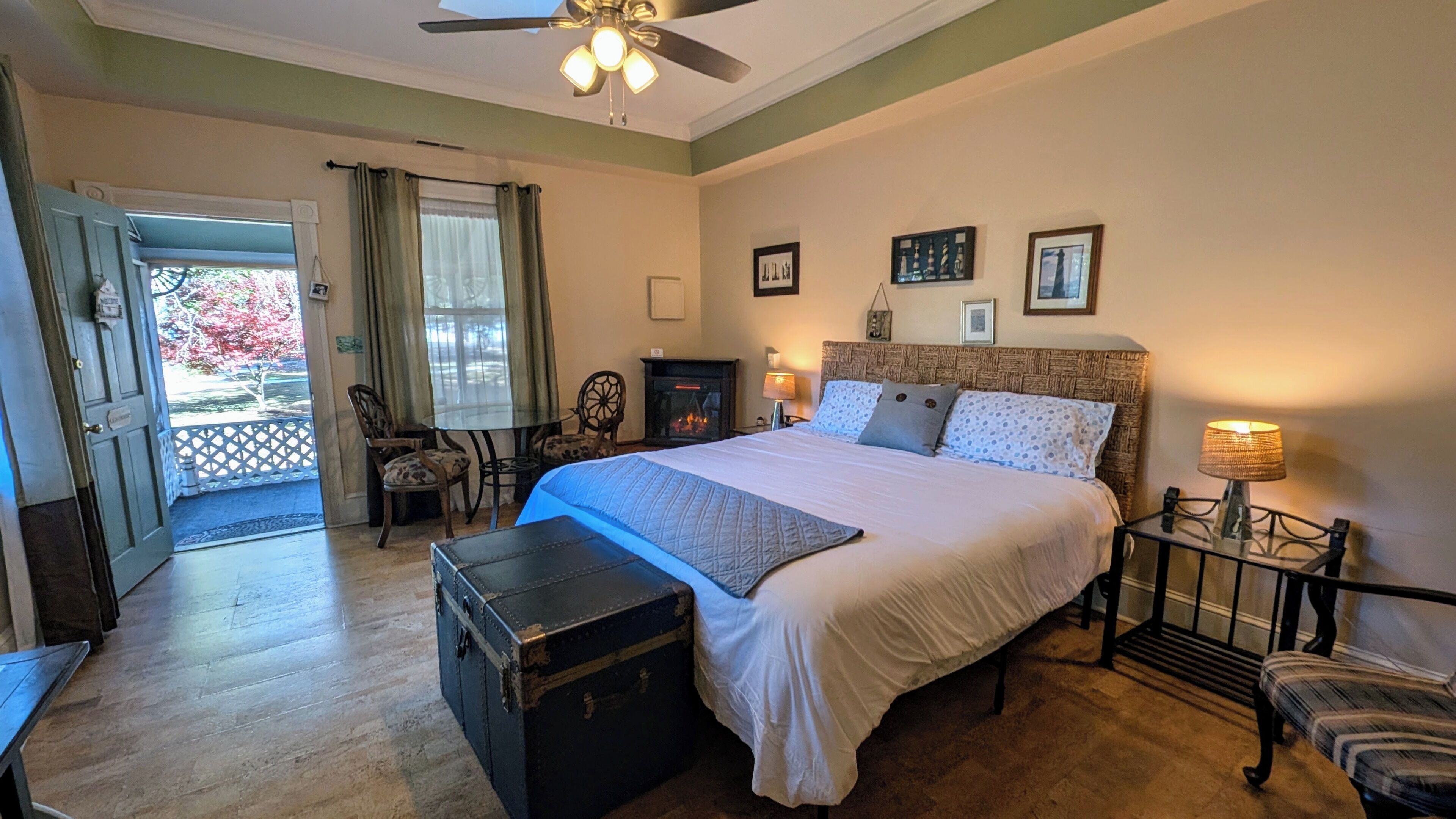 Deluxe Room, 1 King Bed, Jetted Tub | 1 bedroom, individually decorated, individually furnished, free WiFi