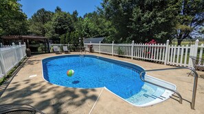 Seasonal outdoor pool, open 8:00 AM to 9:00 PM, pool umbrellas - Garden and Sea Inn (New Church)