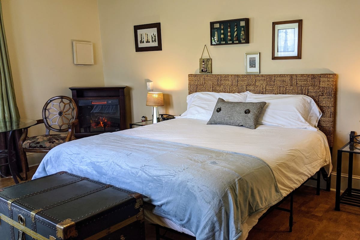 Deluxe-Zimmer, 1 King-Bett, Whirlpool | 1 Schlafzimmer, individuell dekoriert, individuell eingerichtet