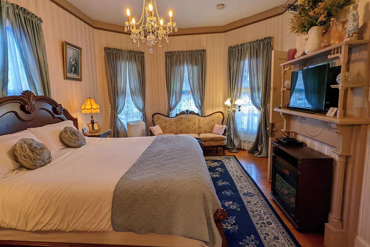 Suíte romântica, 1 cama King, banheira de hidromassagem | 1 quarto, Wi-Fi de cortesia, individualmente decorados