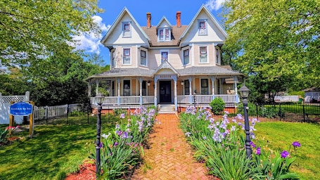 Fachada de la propiedad. Garden and Sea Inn