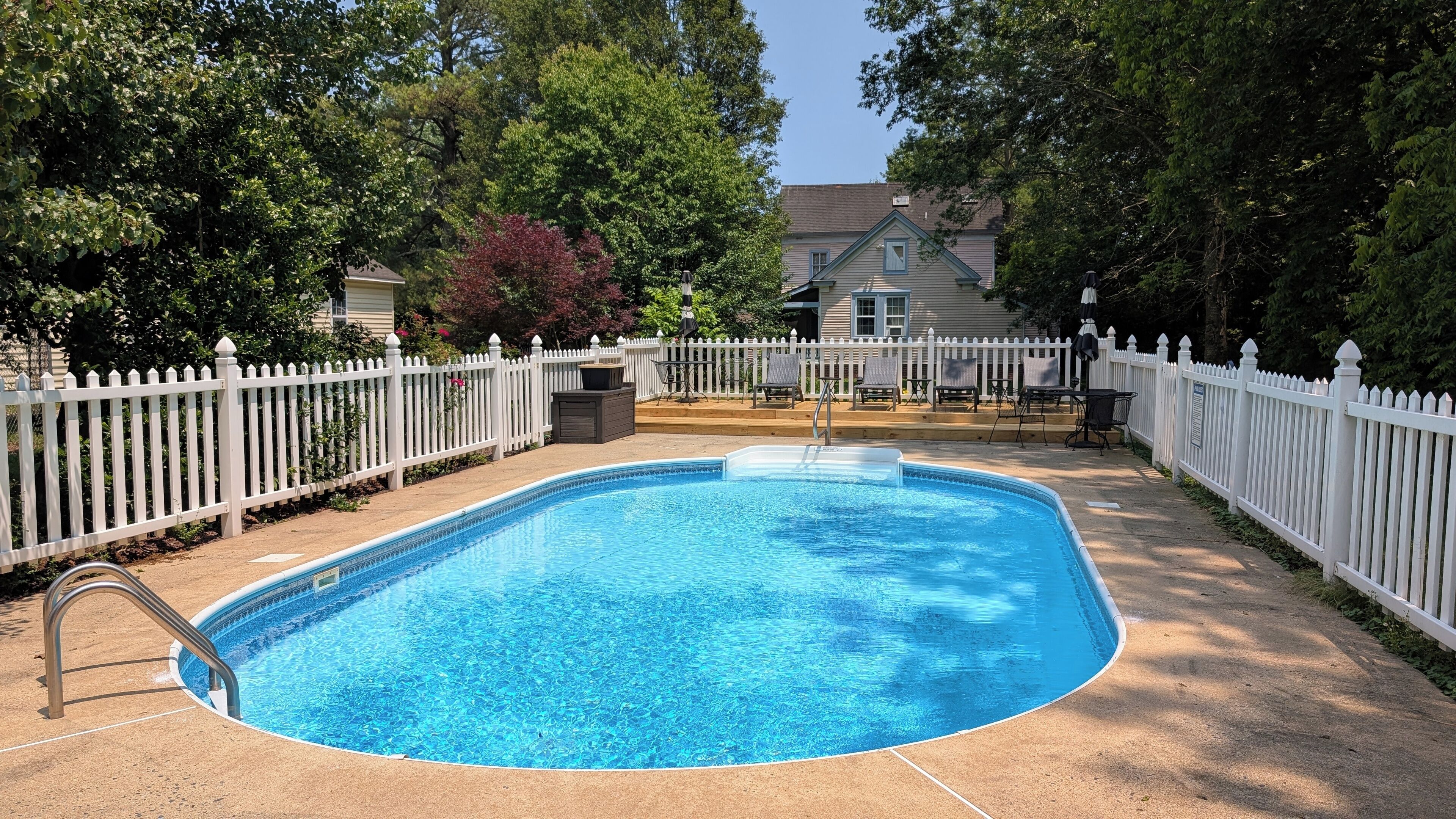 Piscine extérieure (ouverte en saison), parasols de plage