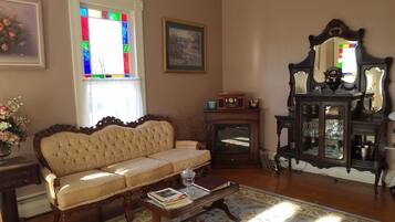 Lobby-lounge