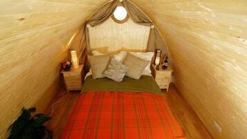Detached Cabin with Shared Bathroom (2 Adults + 1 Child) | Blackout drapes, bed sheets