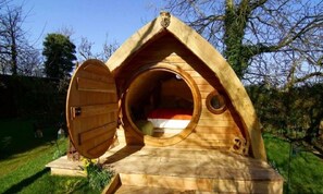 Detached Cabin with Shared Bathroom (2 Adults + 1 Child) 