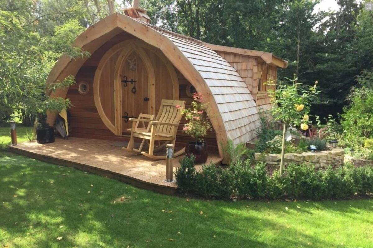 Detached Cabin with Shared Bathroom | Blackout drapes, bed sheets